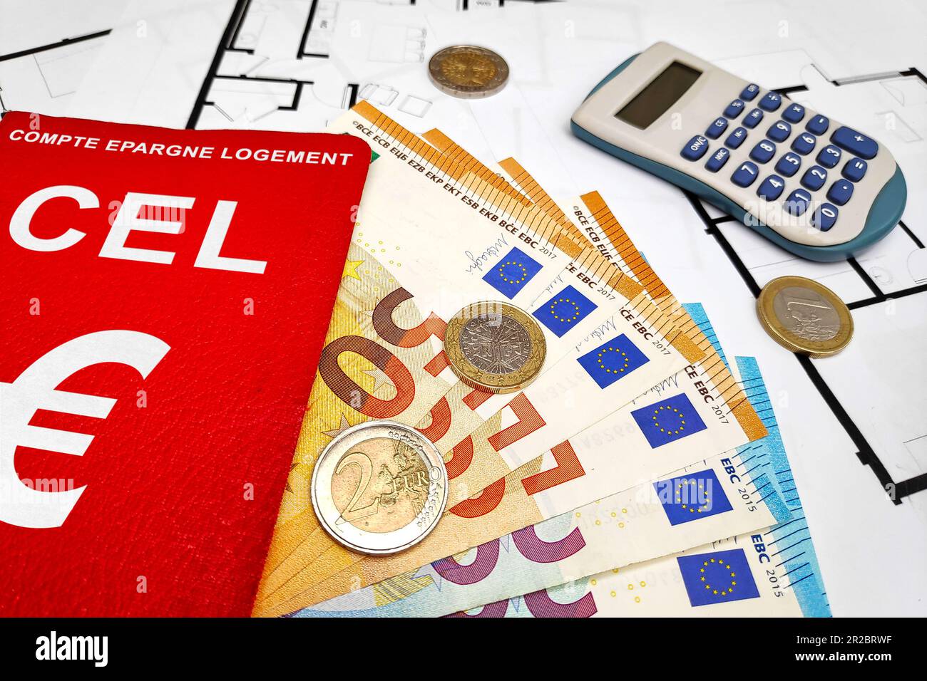CEL riempito di banconote in euro in cima ad una pila di blueprint. Il Compte Epargne Logement (CEL) è un piano di risparmio immobiliare (CEL) offerto dalla banca francese Foto Stock