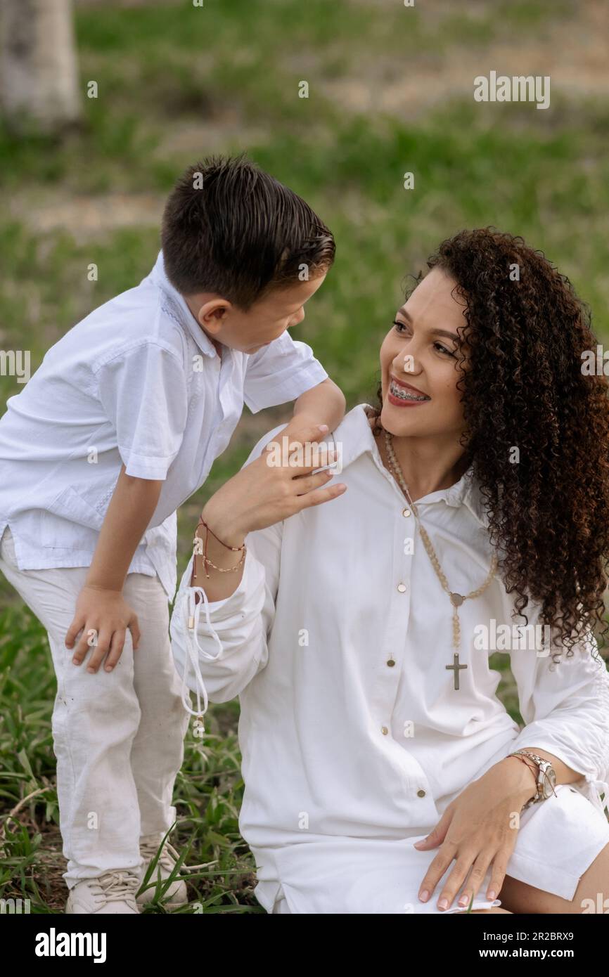 mamma e figlio condividono un meraviglioso pomeriggio pieno di amore e gioia Foto Stock
