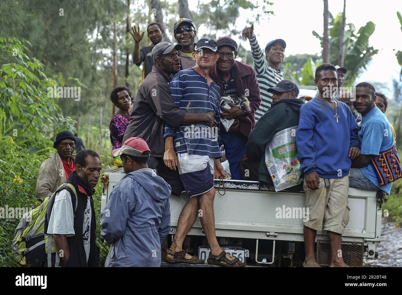 PNG Papua Nuova Guinea; Highlands orientali; Goroka; autocarro fuoristrada per il trasporto di persone; Offroad-Kleinlastwagen, der Menschen Transportiert Foto Stock