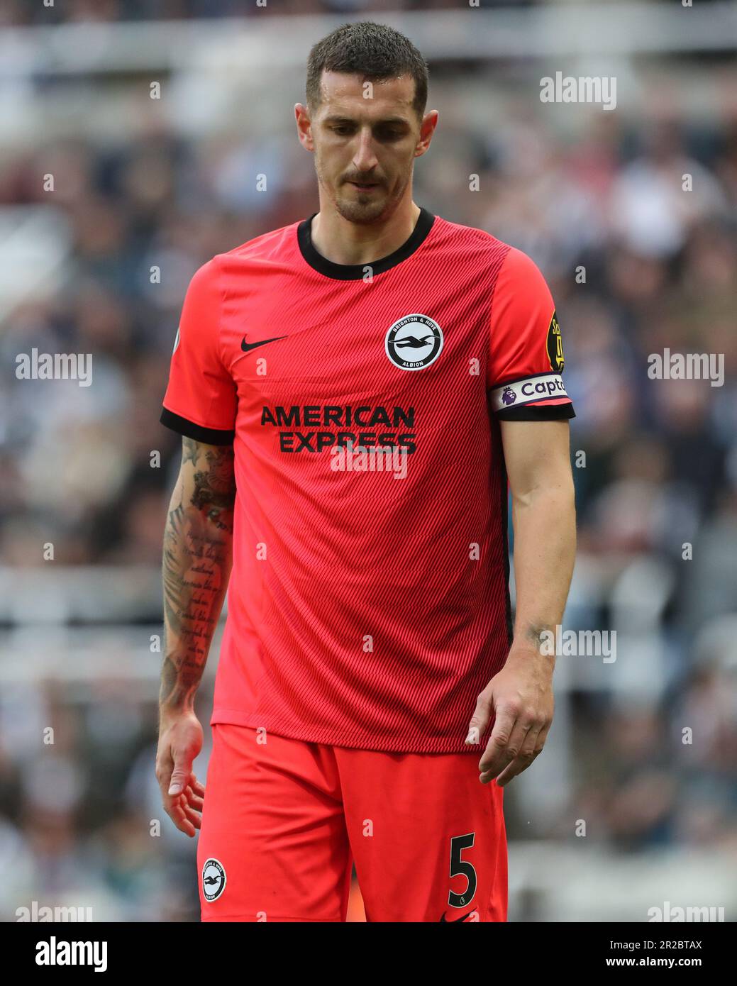 Lewis Dunk di Brighton durante la partita della Premier League tra Newcastle United e Brighton e Hove Albion a St James's Park, Newcastle, giovedì 18th maggio 2023. (Foto: Mark Fletcher | NOTIZIE MI) Credit: NOTIZIE MI & Sport /Alamy Live News Foto Stock