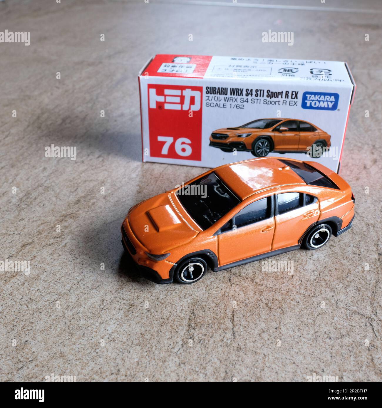 Tomica Takara Tomy #76 Subaru WRX S4 STI Sport R EX Brown Model Car pressofuso con confezione; macchina giocattolo; Made in Vietnam; Tomy Corporation of Japan. Foto Stock