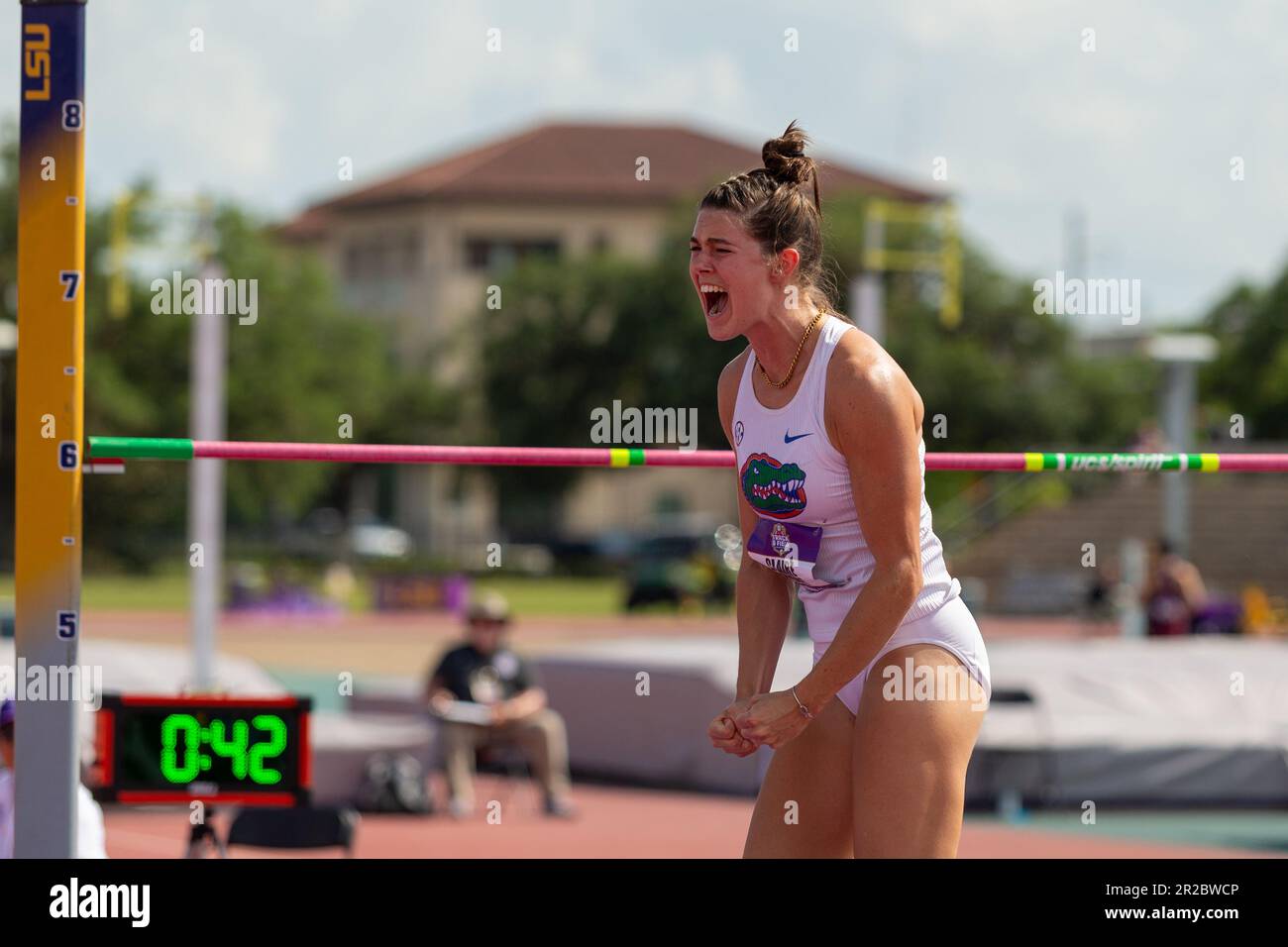 Florida jumper Claire Bryant lascia un grido dopo aver riposto un bar durante il Southeastern Conference Track and Field Championships 2023, sabato, maggio Foto Stock