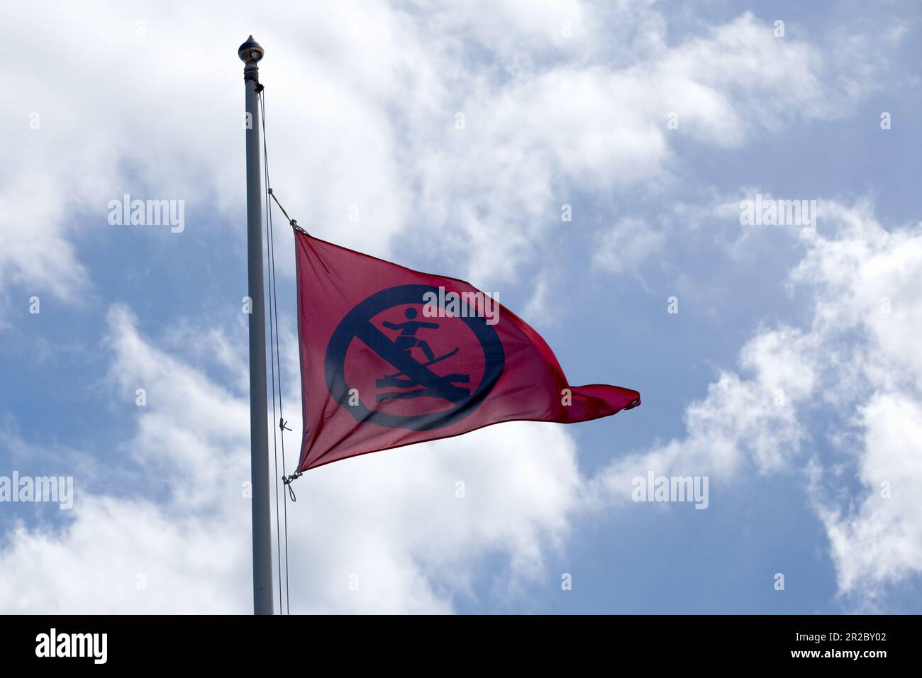 Bandiera rossa che indica che è vietato navigare. Foto Stock