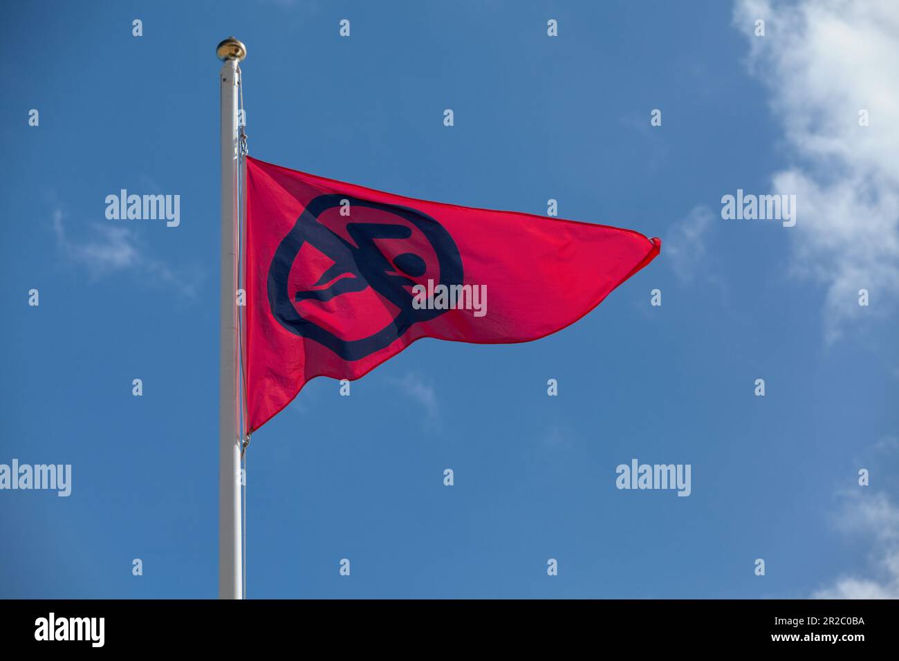 Bandiera rossa che indica che è vietato nuotare. Foto Stock