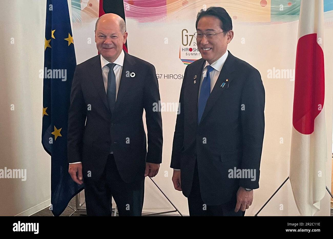 Hiroshima, Giappone. 19th maggio, 2023. Il cancelliere tedesco OLAF Scholz (SPD, l) e il primo ministro giapponese Fumio Kishida arrivano per un incontro bilaterale poco prima dell'inizio del vertice del G7 a Hiroshima, in Giappone. I due si sono incontrati venerdì mattina (ora locale) presso l'hotel Grand Prince Summit sull'isola di Ujina, alla periferia della megacità. Credit: Michael Fischer/dpa/Alamy Live News Foto Stock