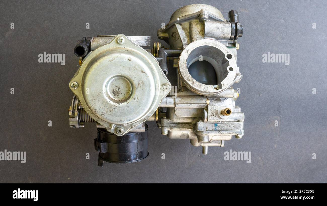 Una visuale ad angolo elevato dei carburatori per motociclette Foto Stock Una visuale ad angolo elevato dei carburatori per motociclette Foto Stock