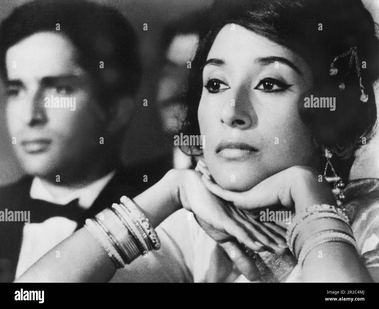 Shashi Kapoor, Madhur Jaffrey, on-set of the Film, 'Shakespeare Wallah', Merchant Ivory Productions, Continental Distributing, 1965 Foto Stock