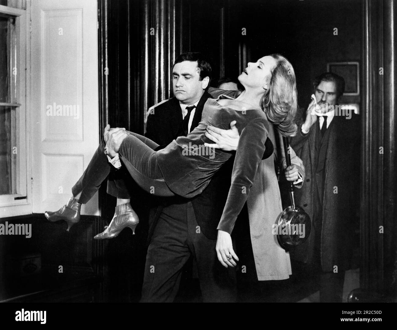 James Booth, Honor Blackman, on-set of the Film, 'il segreto del mio successo', MGM, 1965 Foto Stock