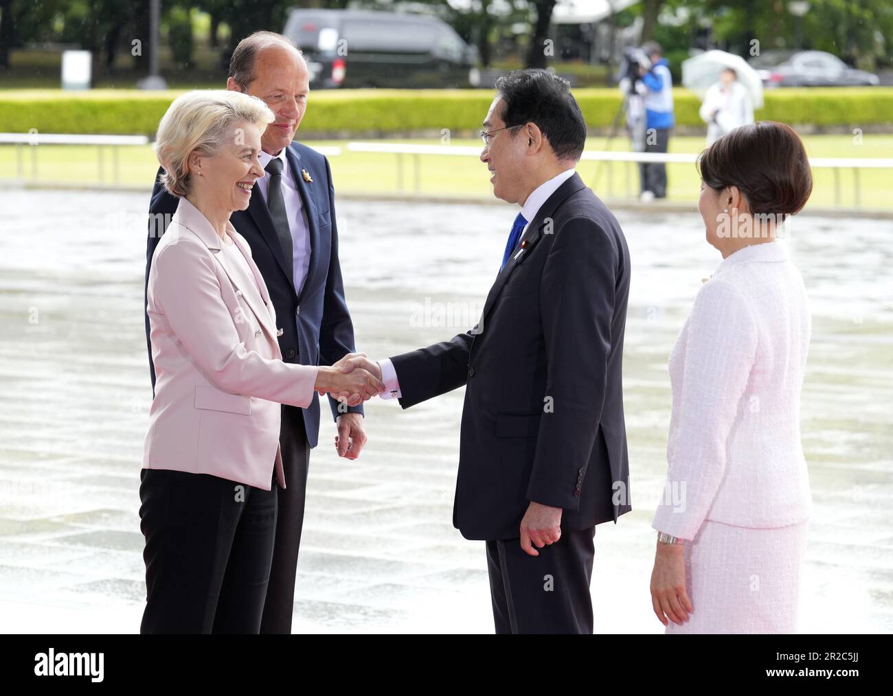 Hiroshima, Giappone. 18th maggio, 2023. Il presidente della Commissione europea Ursula von der Leyen (2-L) e suo marito Heiko von der Leyen (L) sono accolti dal primo ministro giapponese Fumio Kishida (2-R) e dalla First Lady Yuko Kishida al Peace Memorial Park durante una visita al vertice di Hiroshima del G7 a Hiroshima, Giappone, 19 maggio 2023. Il G7° Vertice di Hiroshima si terrà dal 19 al 21 maggio 2023. (Credit Image: © POOL via ZUMA Press Wire) SOLO PER USO EDITORIALE! Non per USO commerciale! Foto Stock