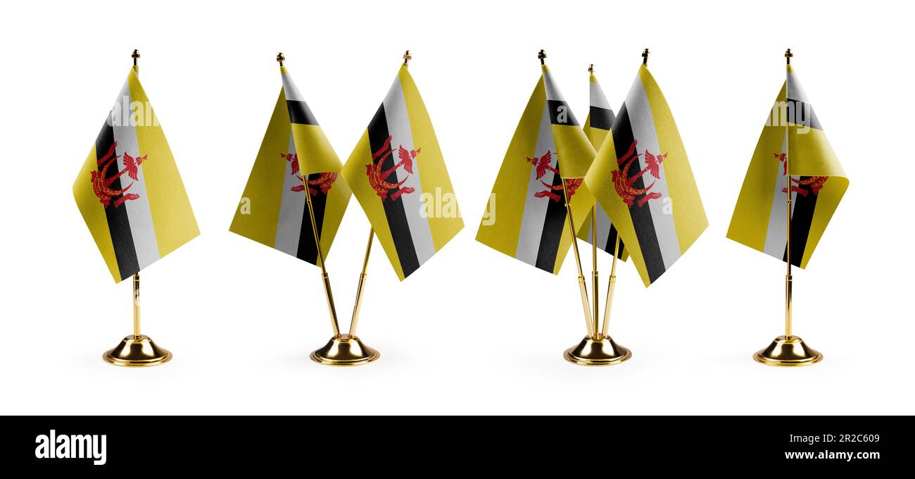 Piccole bandiere nazionali del Brunei su sfondo bianco. Foto Stock