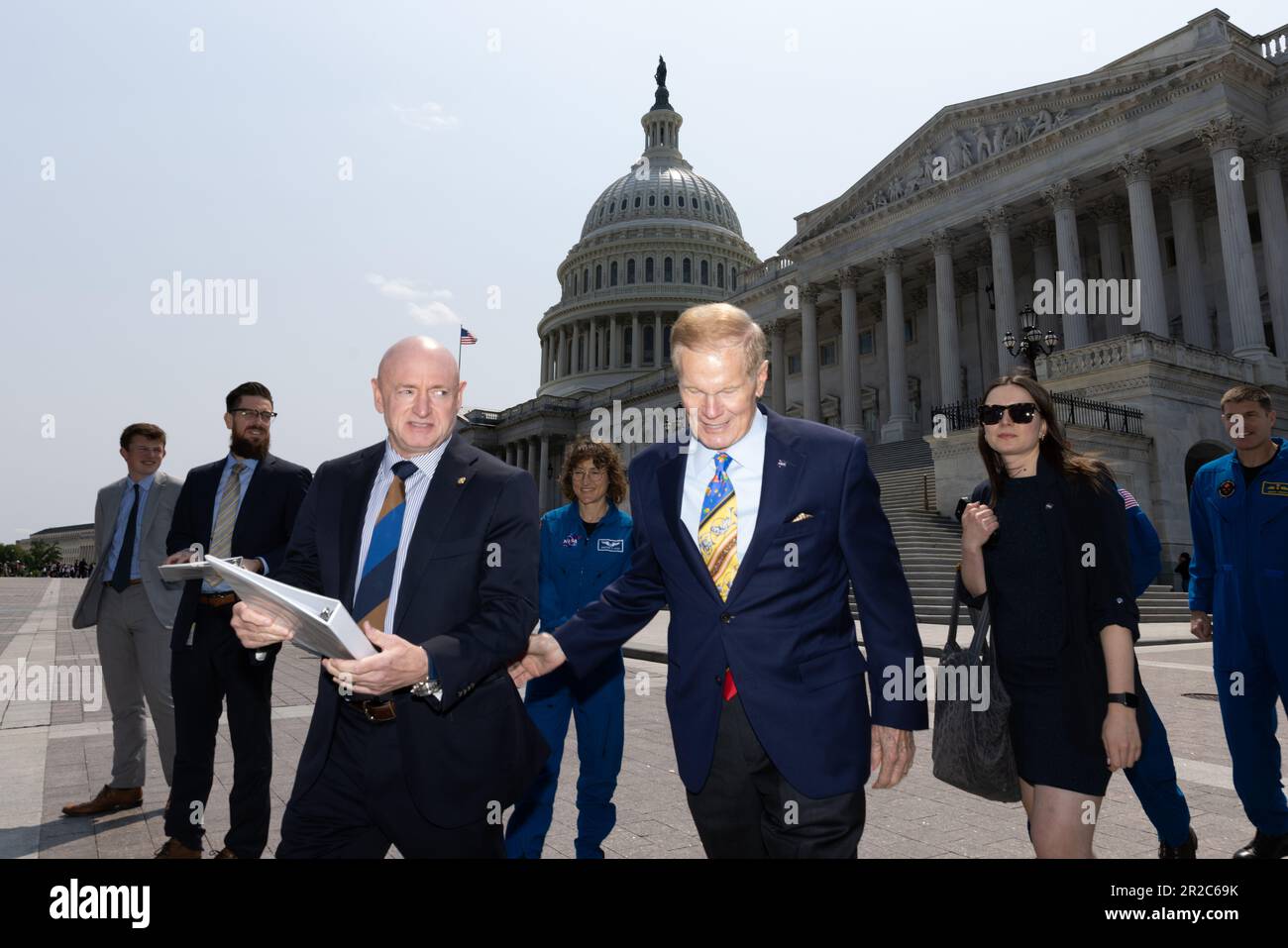 Il senatore degli Stati Uniti Mark Kelly (democratico dell'Arizona) e Bill Nelson, amministratore, National Aeronautics and Space Administration (NASA), si sono recati a una conferenza stampa sulla missione Artemis II della NASA al di fuori del Campidoglio a Washington, DC, giovedì 18 maggio 2023. Credit: Julia Nikhinson/CNP /MediaPunch Foto Stock