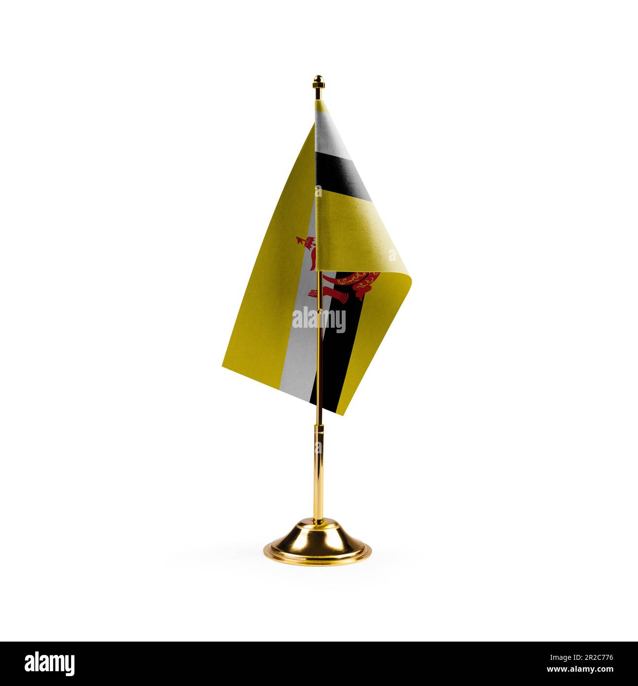 Piccola bandiera nazionale del Brunei su sfondo bianco. Foto Stock