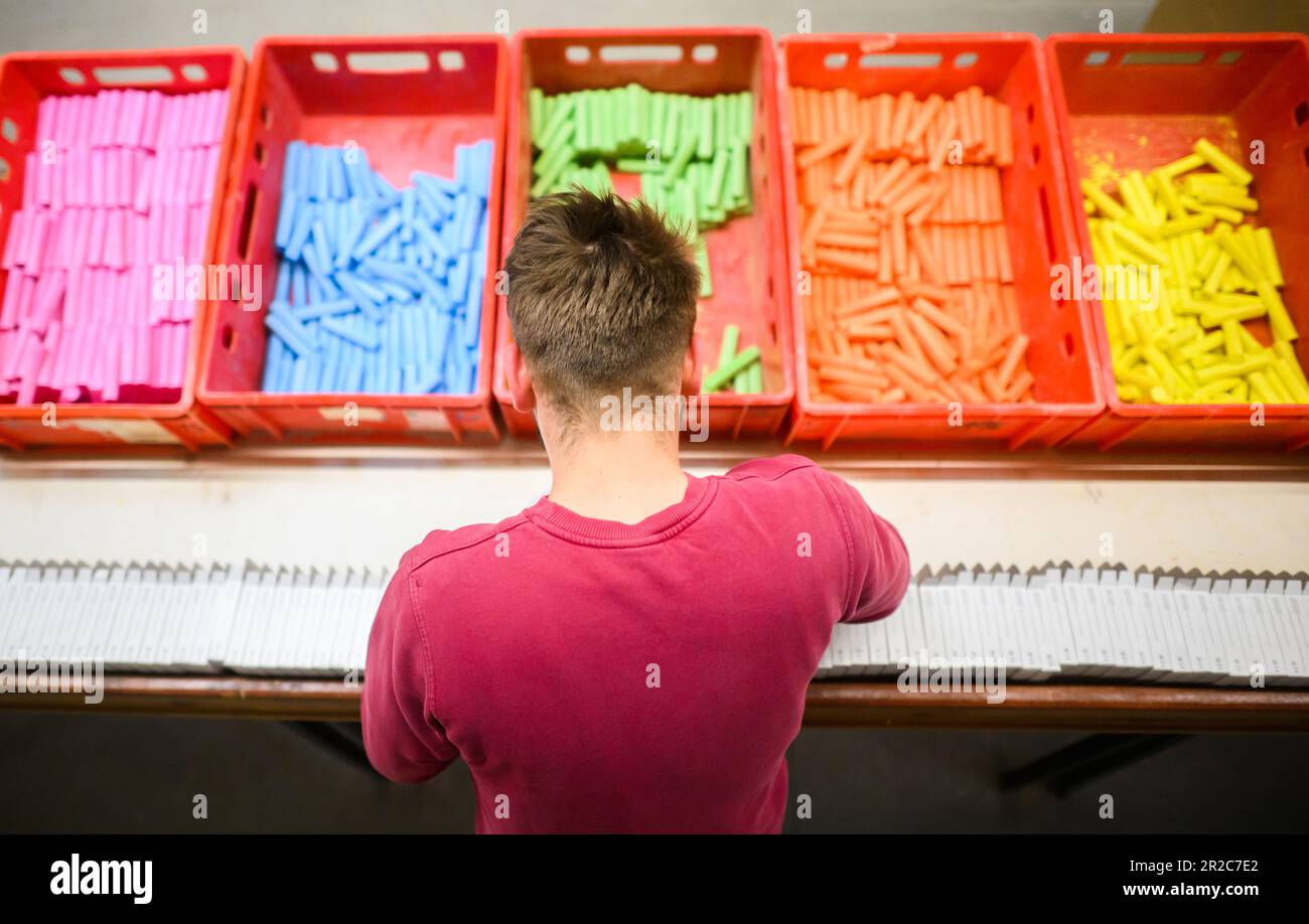 Hameln, Germania. 11th maggio, 2023. Un giovane compagno di carcere si trova nell'area di lavoro del Centro di detenzione giovanile di Hamelin. 387 adolescenti e giovani sono attualmente incarcerati ad Hameln, la più grande prigione per giovani della Germania. Coloro che finiscono qui hanno commesso crimini gravi. I trasgressori variano in età da 14 a 21 anni. (A dpa 'nella più grande prigione giovanile della Germania, il numero di detenuti particolarmente giovani è in aumento') Credit: Julian Stratenschulte/dpa/Alamy Live News Foto Stock