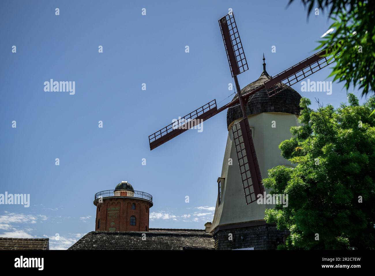 Solvang è una città della valle di Santa Ynez, nel sud della California. È conosciuta per la sua architettura in stile danese e per molte aziende vinicole. Foto Stock