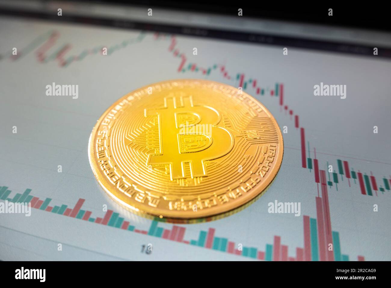 Deprezzamento del denaro virtuale bitcoin. golden Bitcoin Forex grafico indice di rating andare giù sul mercato di cambio sfondo. Concetto di ammortamento della cripta Foto Stock