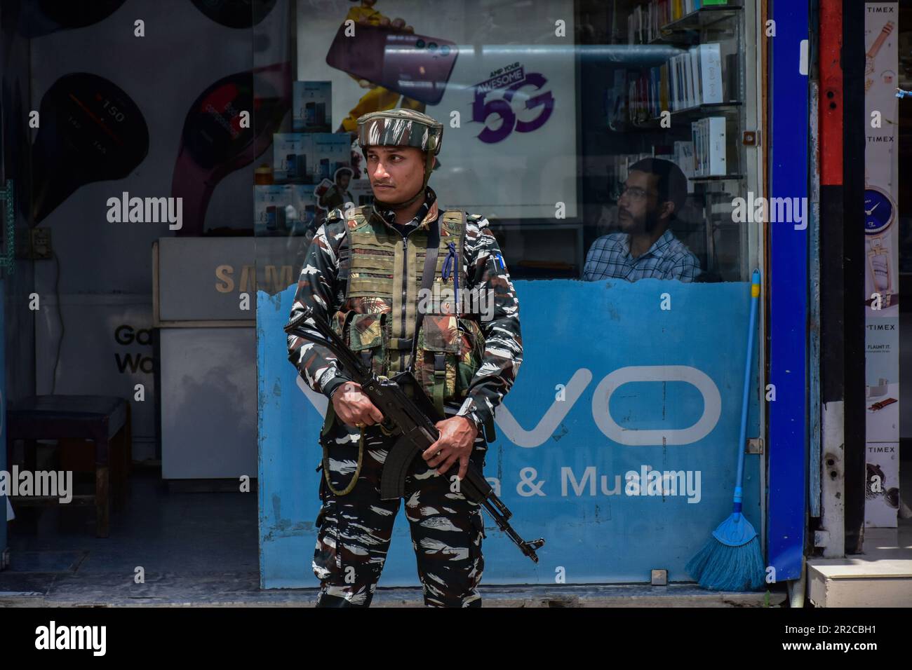 Srinagar, India. 18th maggio, 2023. Un trooper paramilitare tiene veglia davanti al vertice del G20 a Srinagar. Il Kashmir è previsto per ospitare il primo e più grande vertice internazionale di quest'anno. I preparativi per il vertice del G20 sono in pieno svolgimento, poiché il Kashmir è destinato ad accogliere per la prima volta nella sua storia delegati provenienti da diversi paesi. (Foto di Saqib Majeed/SOPA Images/Sipa USA) Credit: Sipa USA/Alamy Live News Foto Stock