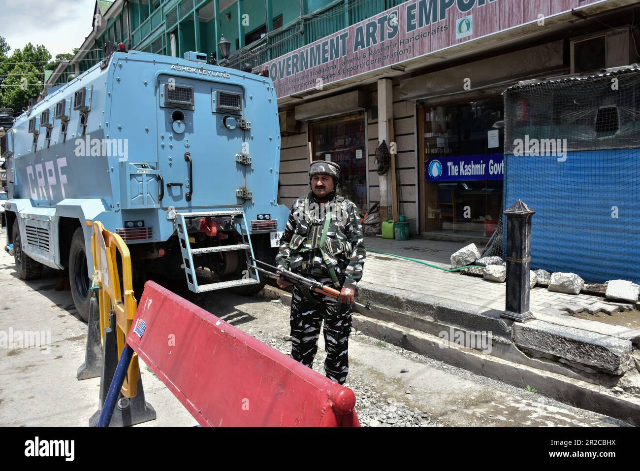 Srinagar, India. 18th maggio, 2023. Un trooper paramilitare si allerta in vista del vertice del G20 a Srinagar. Il Kashmir è previsto per ospitare il primo e più grande vertice internazionale di quest'anno. I preparativi per il vertice del G20 sono in pieno svolgimento, poiché il Kashmir è destinato ad accogliere per la prima volta nella sua storia delegati provenienti da diversi paesi. Credit: SOPA Images Limited/Alamy Live News Foto Stock