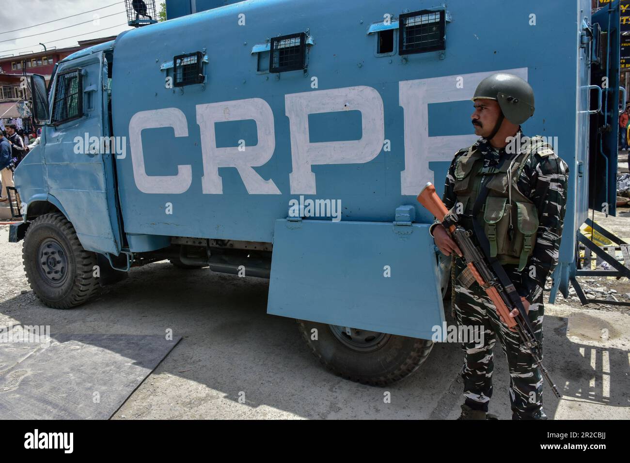 Srinagar, India. 18th maggio, 2023. Un trooper paramilitare si allerta in vista del vertice del G20 a Srinagar. Il Kashmir è previsto per ospitare il primo e più grande vertice internazionale di quest'anno. I preparativi per il vertice del G20 sono in pieno svolgimento, poiché il Kashmir è destinato ad accogliere per la prima volta nella sua storia delegati provenienti da diversi paesi. Credit: SOPA Images Limited/Alamy Live News Foto Stock