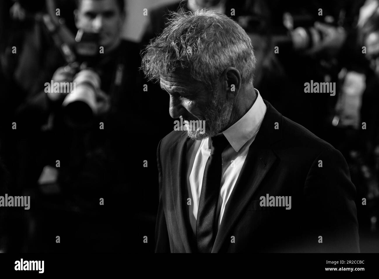 Cannes, Francia. 18th maggio, 2023. CANNES, FRANCIA - 18 MAGGIO: Sean Penn partecipa al tappeto rosso ''Black Flies'' durante il 76th° festival annuale del cinema di Cannes al Palais des Festivals il 18 maggio 2023 a Cannes, Francia (Photo by Luca Carlino/NurPhoto)0 Credit: NurPhoto SRL/Alamy Live News Foto Stock