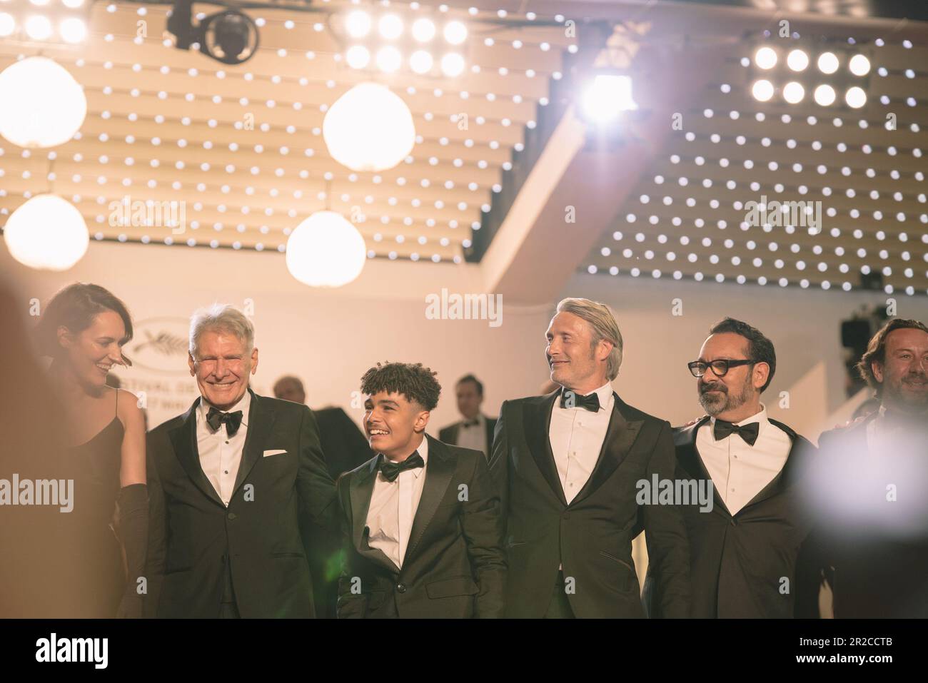 Cannes, Francia. 18th maggio, 2023. CANNES, FRANCIA - MAGGIO 18: (L-R) Esthann Isidore, Phoebe Waller-Bridge, James Mangold, Harrison Ford, Mads Mikkelsen, Boyd Holbrook e Shaunette Renee Wilson partecipano al tappeto rosso ''Indiana Jones and the Dial of Destiny'' durante il 76th° festival annuale del cinema di Cannes al Palais des Festivals il 18 maggio 2023 a Cannes (Foto di Luca Carlino/NurPhoto)0 Credit: NurPhoto SRL/Alamy Live News Foto Stock