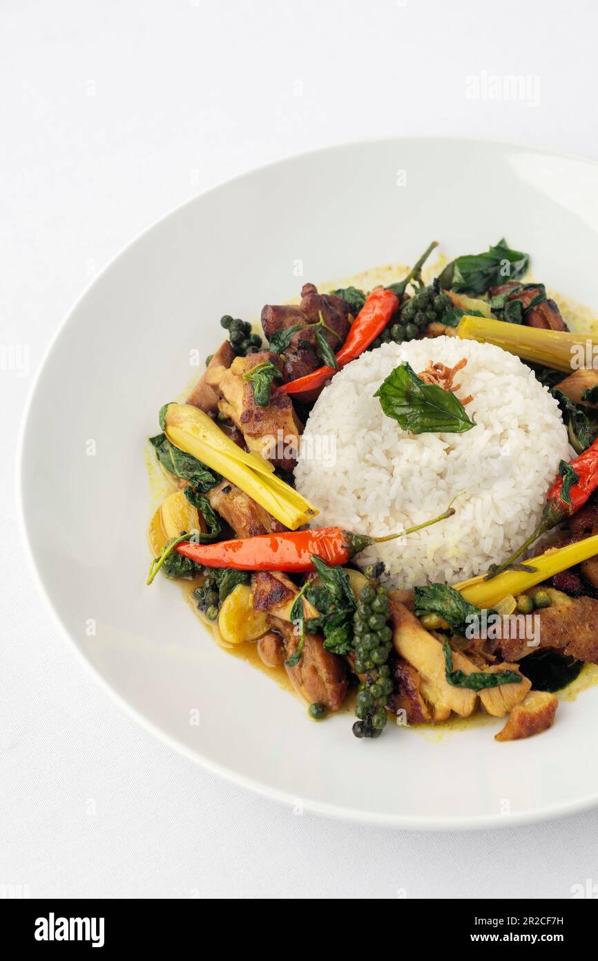 Pad Krapow Gai Spicy Thai Chicken Vegetable Stir Fry su piatto bianco Foto Stock