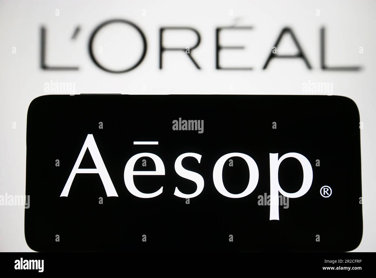 Kiev, Ucraina. 18th maggio, 2023. In questa immagine, il logo Aesop è visibile su uno smartphone e il logo l'Oréal S.A. sullo schermo di un pc. Credit: SOPA Images Limited/Alamy Live News Foto Stock