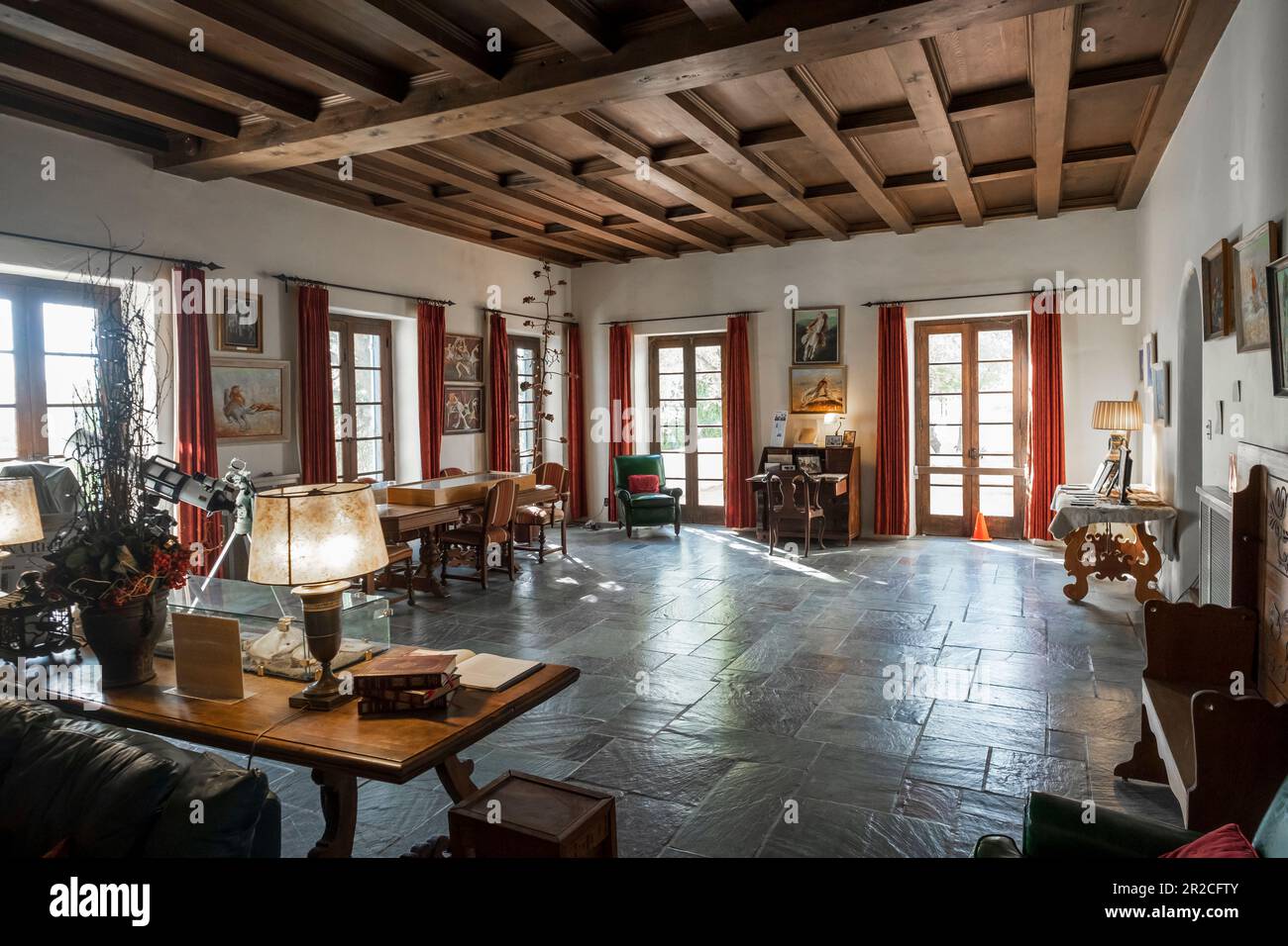 Studio o soggiorno presso la Kannally Ranch House, una casa in stile rivivale mediterraneo di Oracle, Arizona, USA, risalente al 1920s Foto Stock