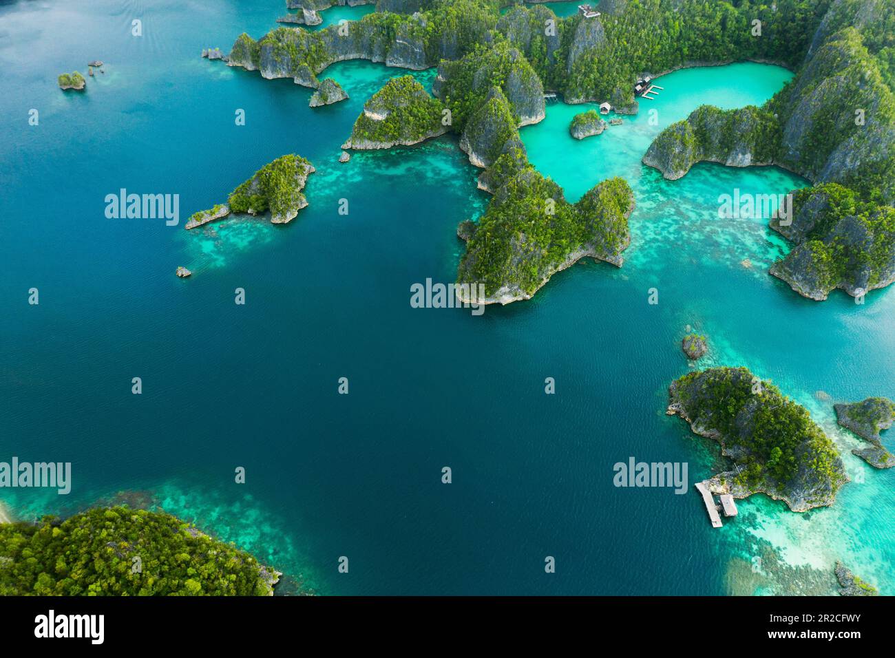 Natura, vista sui droni e sull'oceano con vegetazione su un'isola tropicale in un resort per vacanze estive. Ambiente, acqua del lago e vista aerea del mare all'aperto Foto Stock