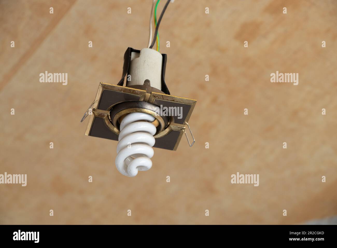 sostituzione illuminazione elettrica e fili sul soffitto dell'appartamento, riparazione Foto Stock