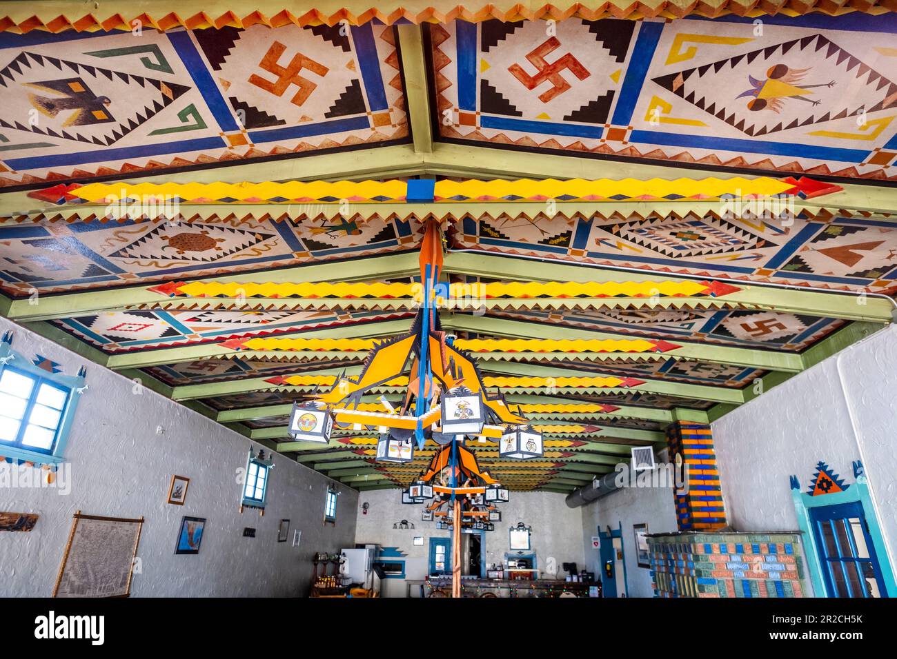 Mountainair, New Mexico - disegni colorati presso lo storico Shaffer Hotel. La svastika fu adattata dai nativi Americani come simbolo di rinascita. Foto Stock