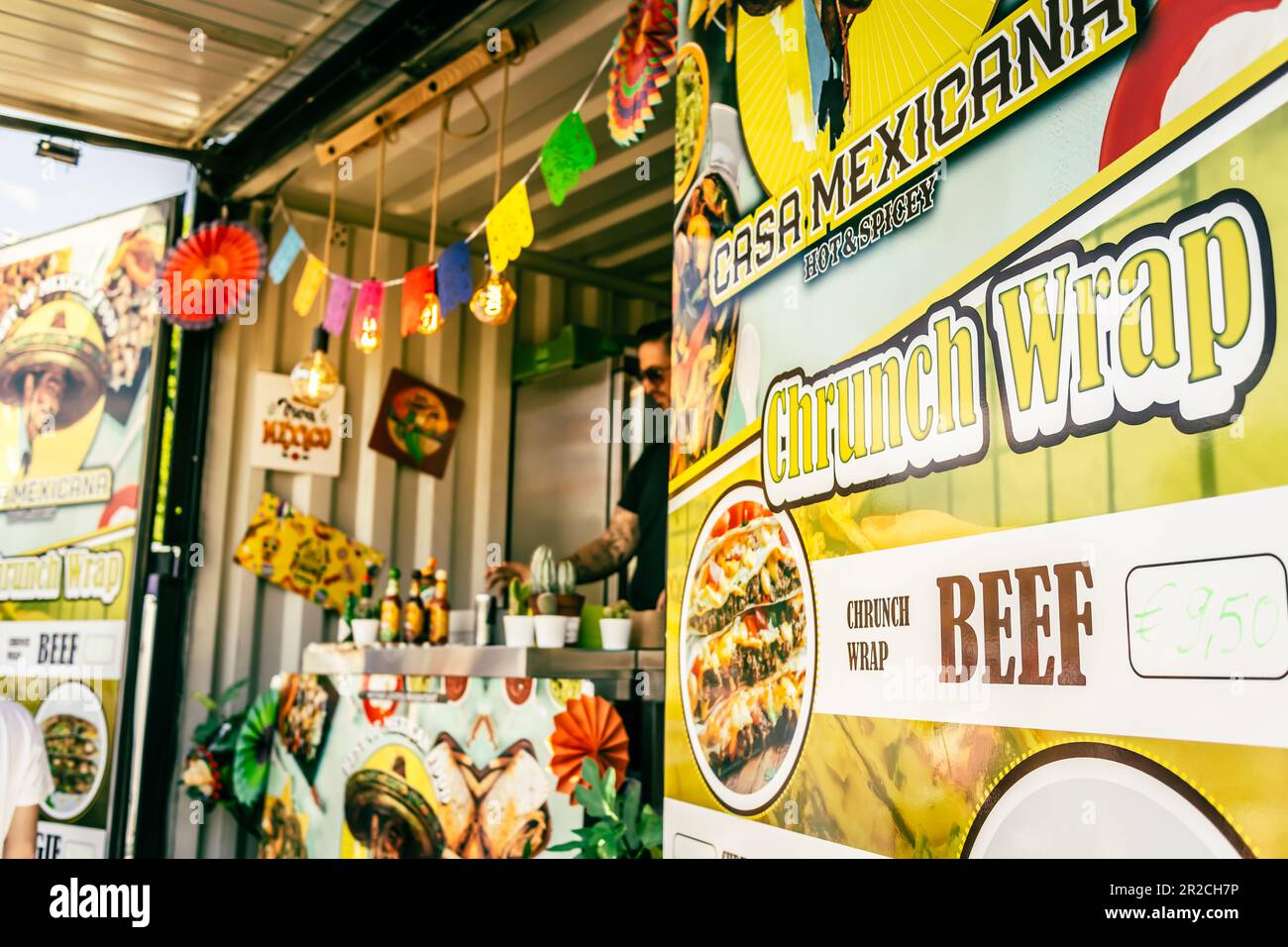 Hockenheim, Germania - 18 maggio 2023: Festival Street food con camion alimentari, persone che ordinano cibo internazionale fantasia, mercato Street food Foto Stock