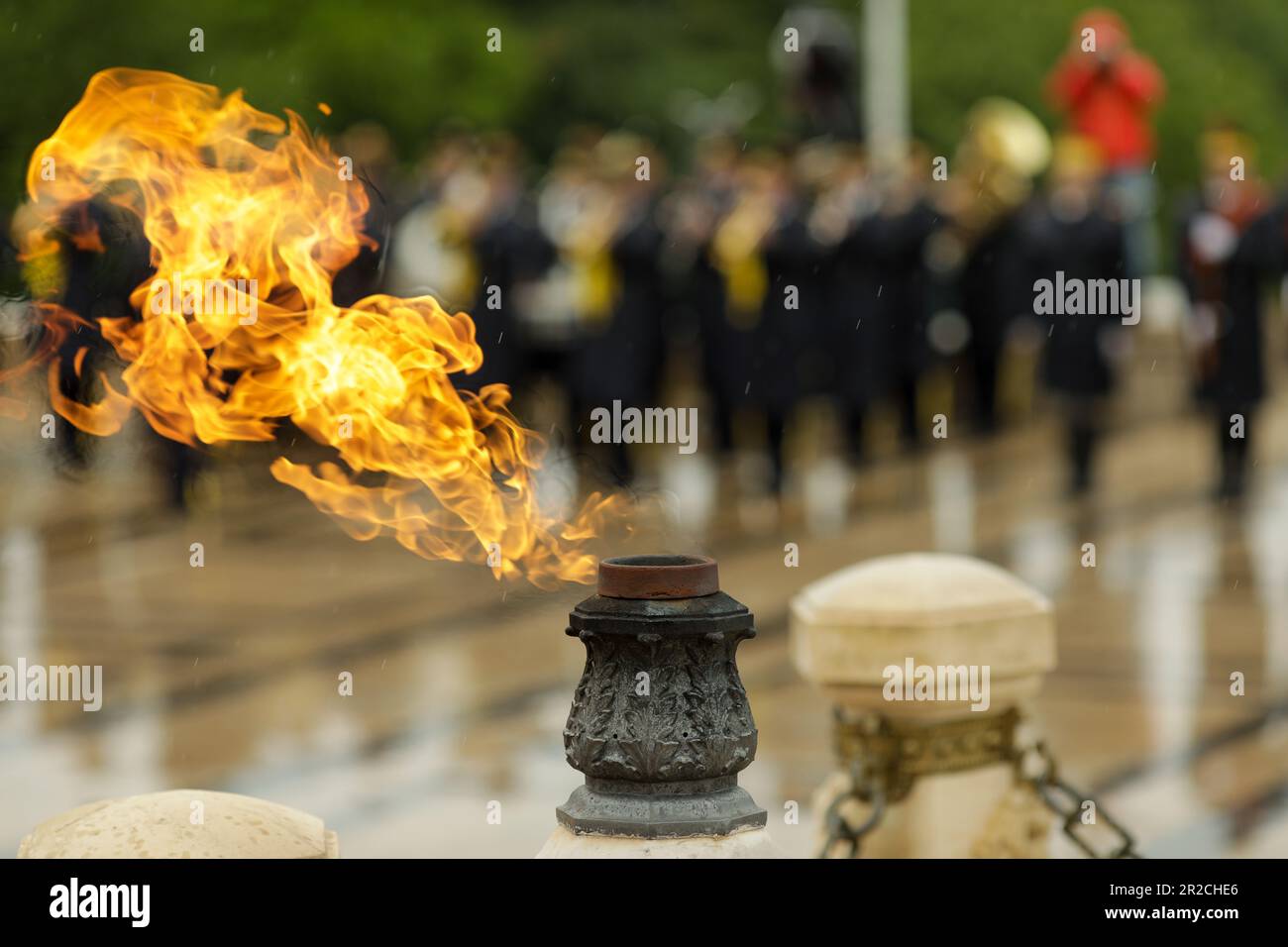 La fiamma eterna per gli eroi dell'esercito durante una cerimonia militare a Bucarest, in Romania, presso la Tomba del Milite Ignoto, durante una giornata di pioggia. Foto Stock