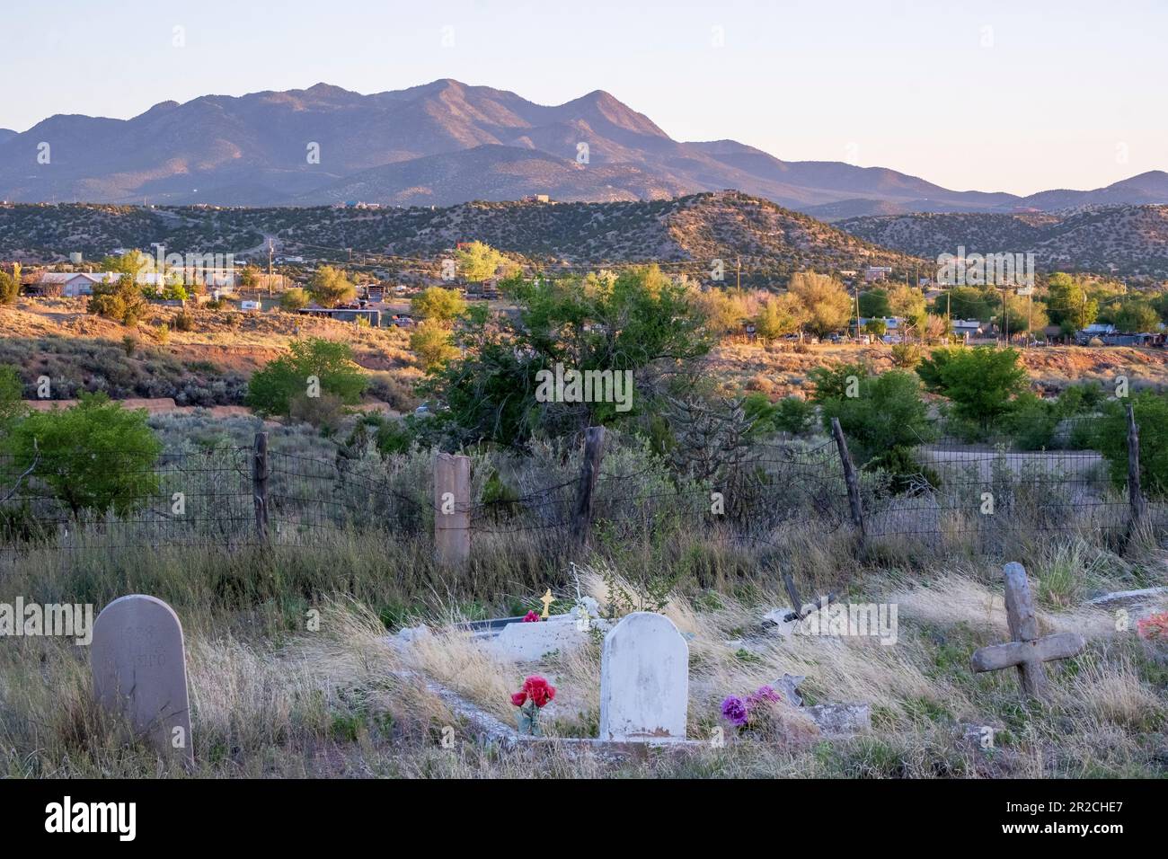 Vecchio cimitero cattolico a Cerrillos, New Mexico, al tramonto Foto Stock