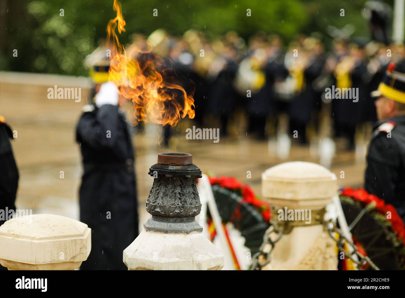 La fiamma eterna per gli eroi dell'esercito durante una cerimonia militare a Bucarest, in Romania, presso la Tomba del Milite Ignoto, durante una giornata di pioggia. Foto Stock