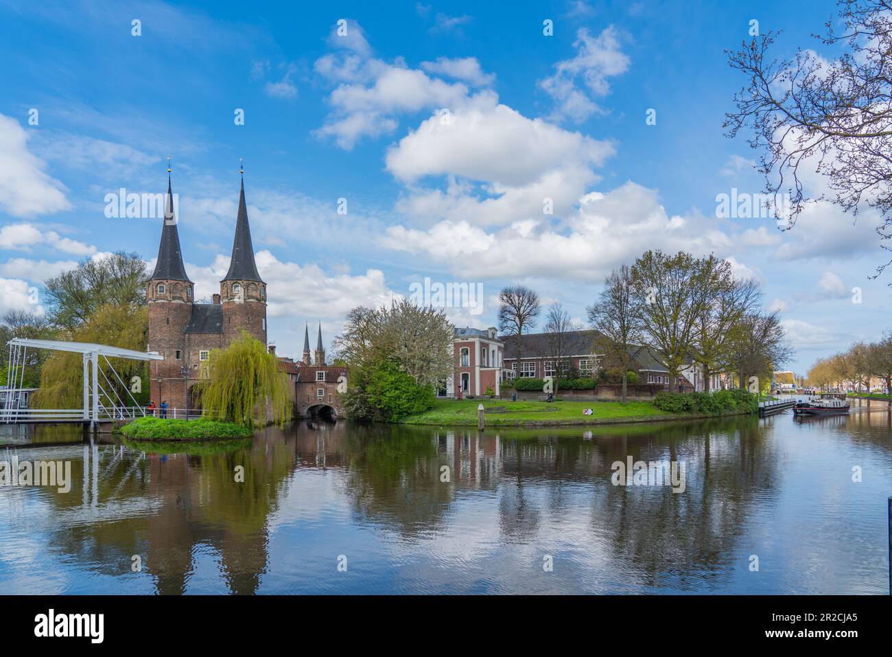 Delft, Paesi Bassi - Aprile 26,2023: Vista della porta orientale di Delft, lungo il canale di Delftse Sie, Paesi Bassi. Foto Stock