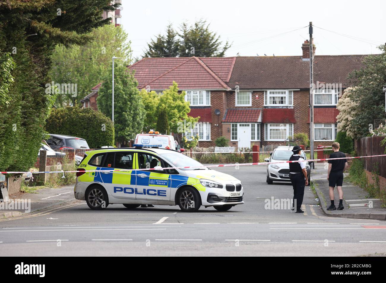 Londra, Regno Unito. 19th maggio, 2023. La scena a Reynolds Road, Hayes, West London, dove un uomo è stato trovato con più ferite stab dopo una lotta. L'uomo morì sulla scena. Photo credit: Ben Cawthra/Sipa USA Credit: Sipa USA/Alamy Live News Foto Stock