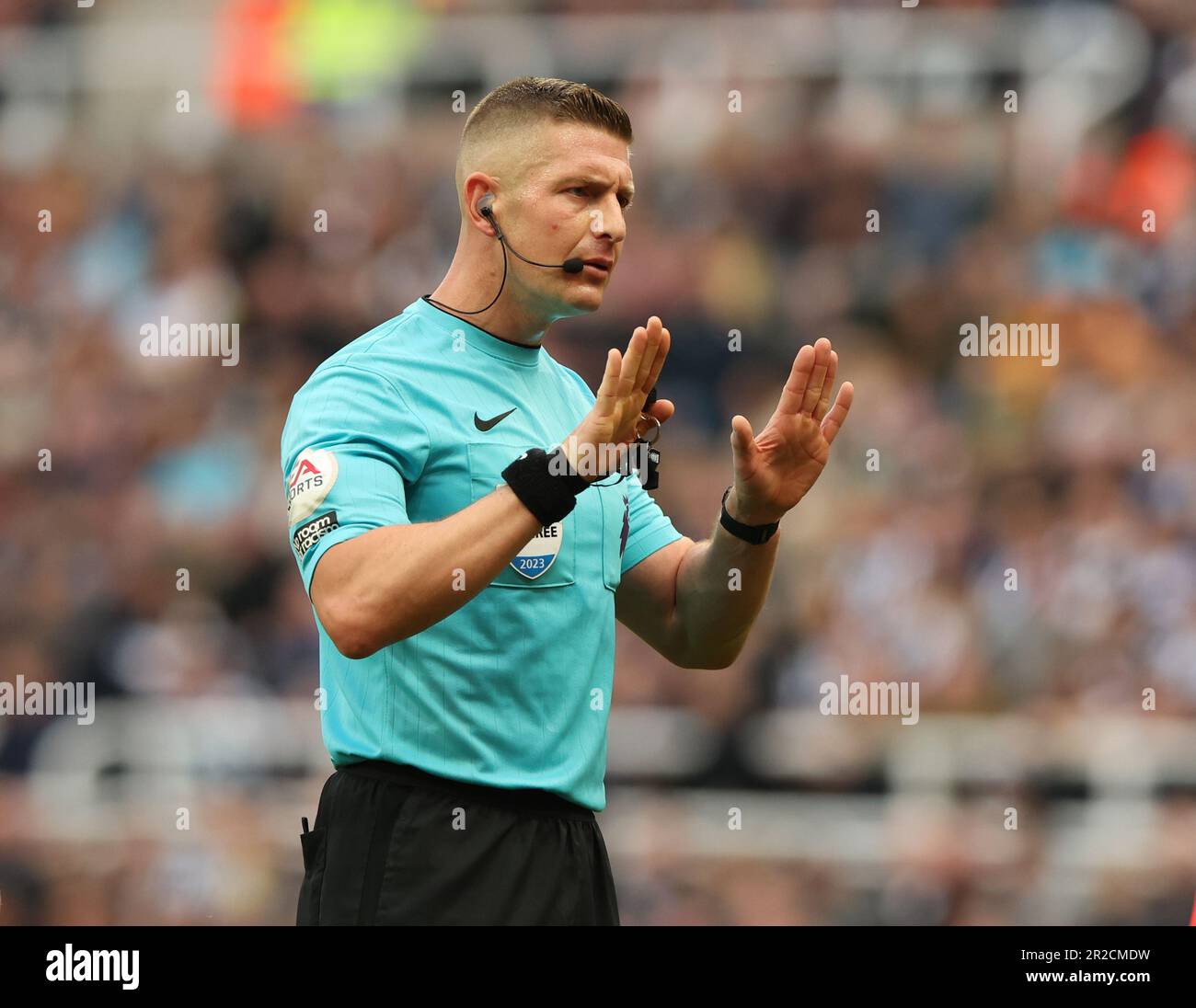 Newcastle upon Tyne, Regno Unito. 18th maggio, 2023. Arbitro Robert Jones durante la partita della Premier League tra Newcastle United e Brighton Hove Albion a St. James' Park, Newcastle upon Tyne. Il credito dell'immagine dovrebbe essere: Nigel Roddis/Sportimage Credit: Sportimage Ltd/Alamy Live News Foto Stock