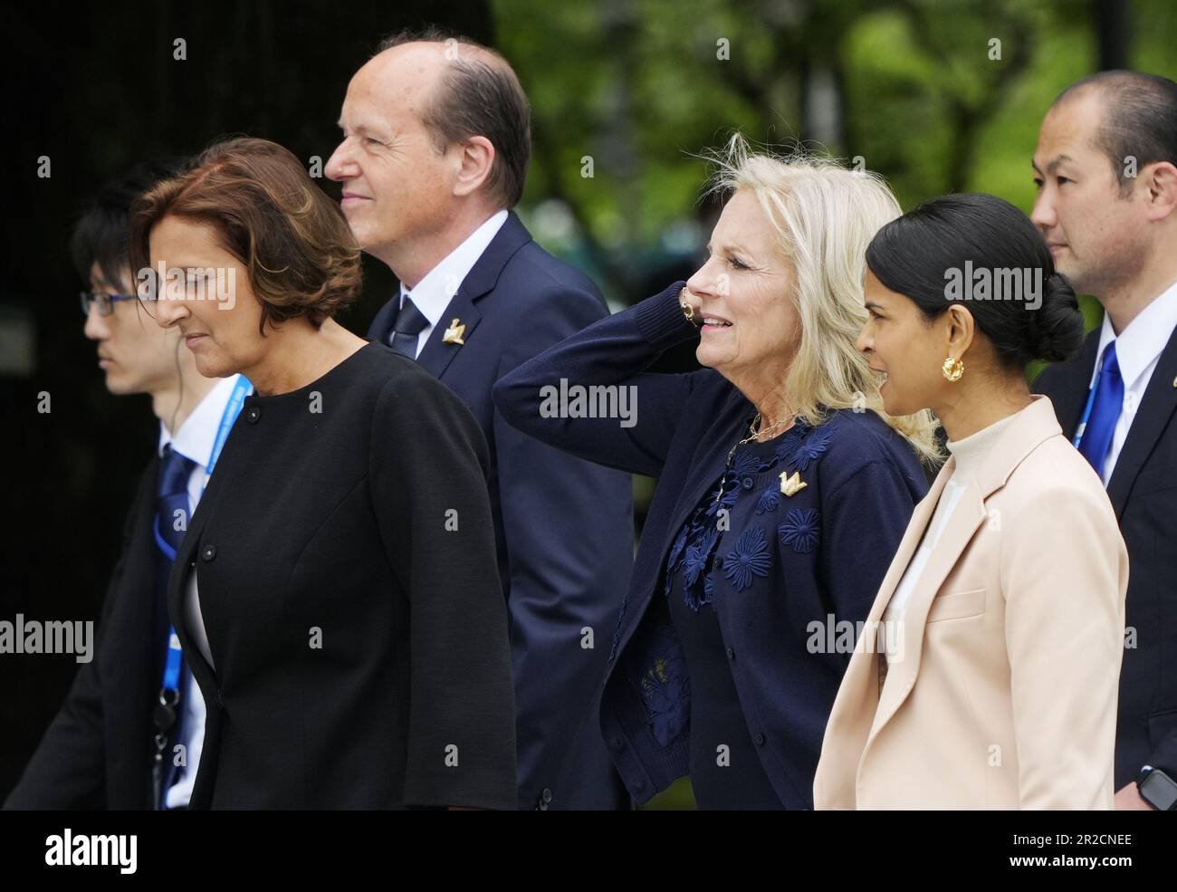 19 maggio 2023, Hiroshima, Giappone: Moglie del cancelliere tedesco OLAF Scholz, Britta Ernst (2-L), marito del presidente della Commissione europea Ursula von der Leyen, Heiko von der Leyen (3-L), della First Lady americana Jill Biden (3-R) e moglie del primo ministro britannico Rishi Sunak, Akshata Murty (2-L) passeggiata per una cerimonia di deposizione della corona di fiori al Cenotaph per le vittime della bomba atomica nel Parco Memoriale della Pace come parte del G7 Hiroshima Summit a Hiroshima, Giappone, 19 maggio 2023. (Foto di Franck Robichon/Pool) il G7° Summit di Hiroshima si terrà dal 19 al 21 maggio 2023. (Credit Image: © POOL via ZUMA Press Wire) REDATTORE Foto Stock