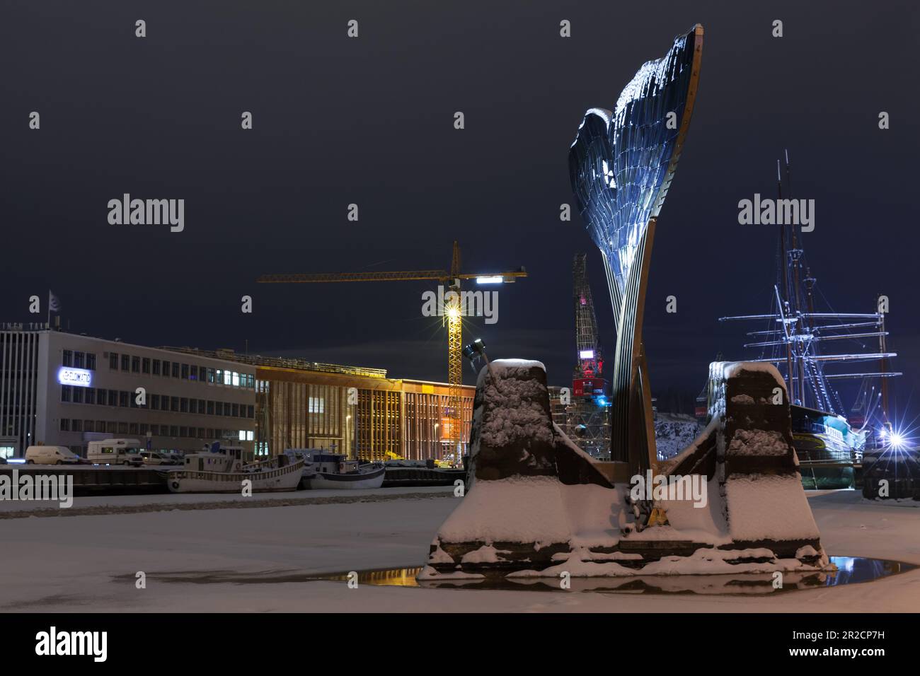 Turku, Finlandia - 19 gennaio 2016: Scultura di Harmonia o Harmony fontana di Achim Kuhn di notte nella stagione invernale, foto verticale Foto Stock