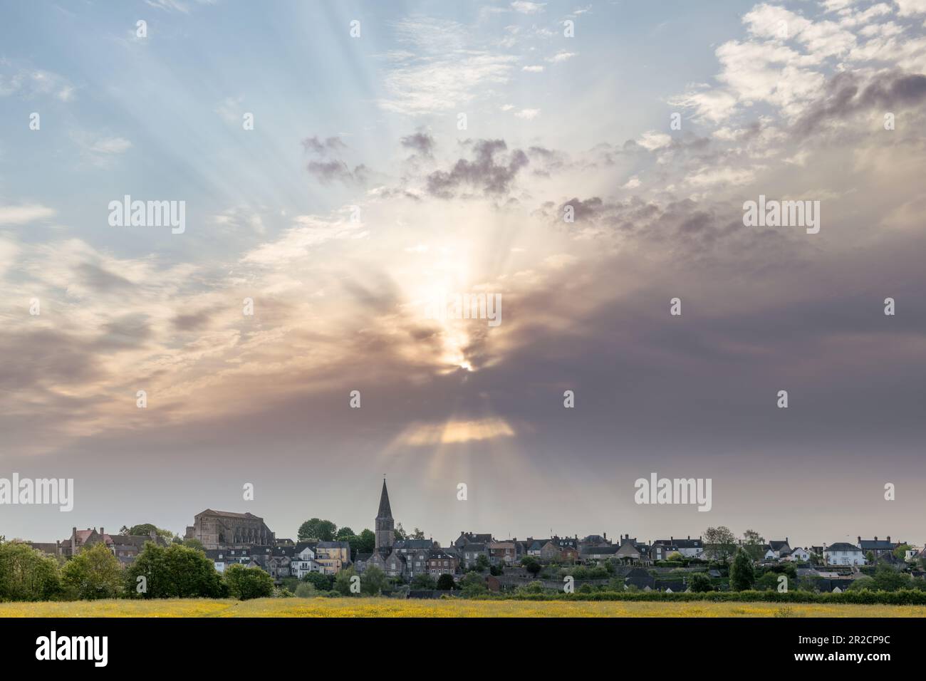 Venerdì 19th maggio 2023. Malmesbury, Wiltshire, Inghilterra - Un brillante inizio della giornata con cieli schiariti all'alba a Malmesbury, nel Wiltshire settentrionale, con nuvole e piogge leggere previste per più tardi nel sud-ovest dell'Inghilterra. Credit: Terry Mathews/Alamy Live News Foto Stock