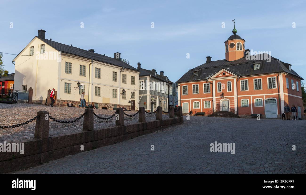 Porvoo, Finlandia - 7 maggio 2016: Porvoo Street view with the Town Hall. La gente comune cammina sulla piazza centrale della città Foto Stock