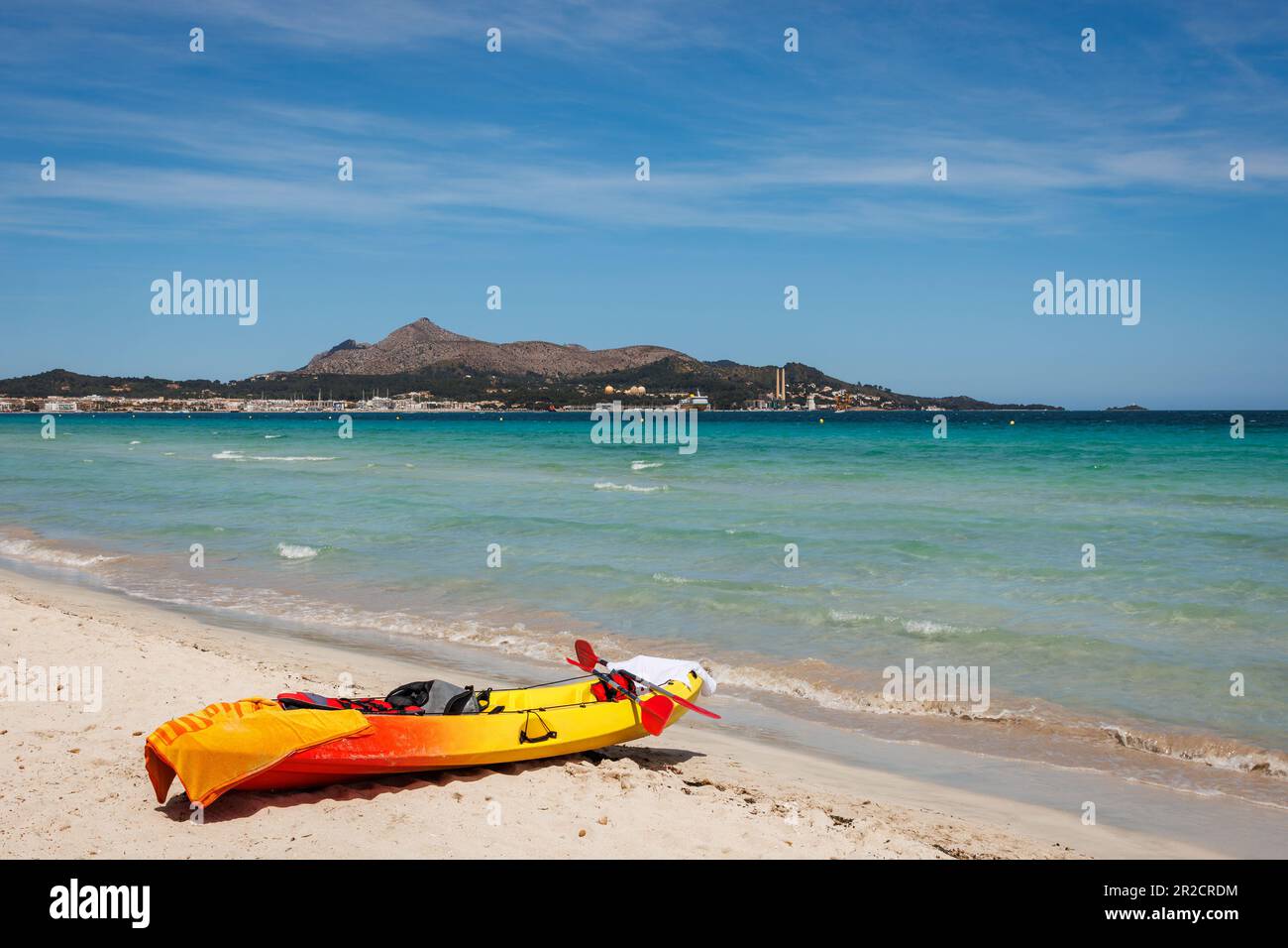 Kayak sulla spiaggia di Alcudia. Sport acquatici durante le vacanze estive a Maiorca Foto Stock