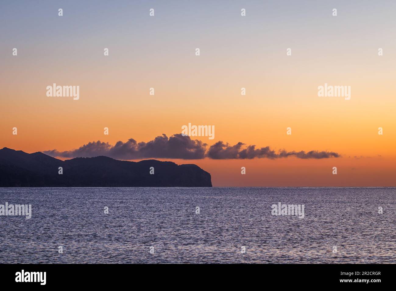 Cap de Formentor all'alba. Vista dalla baia di Pollenca, Maiorca. Bellissimo paesaggio nel Mediterraneo Foto Stock