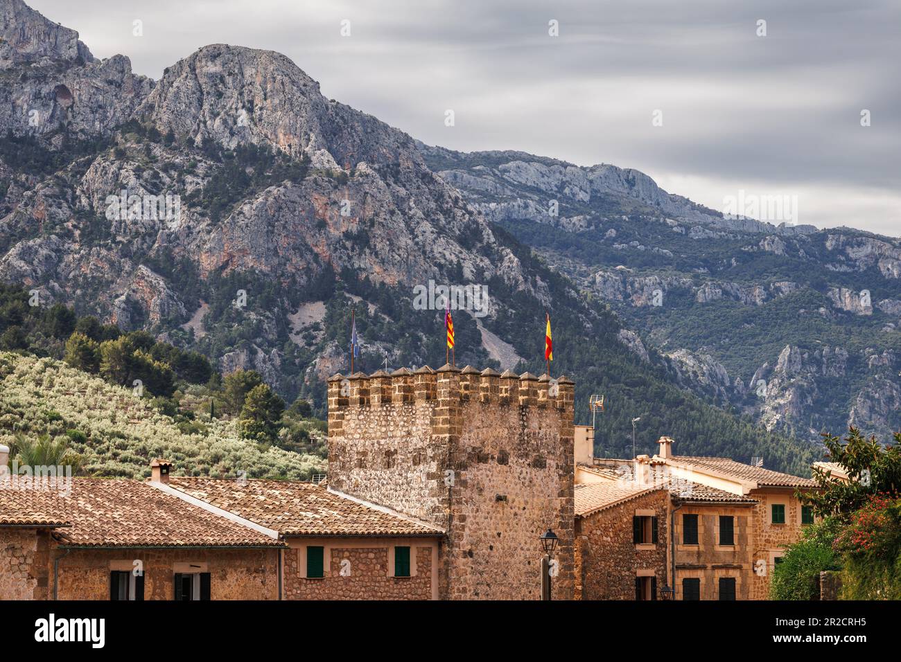 Villaggio tradizionale Fornalutx a Maiorca. Antica città spagnola con edifici in pietra sui monti Serra de Tramuntana Foto Stock