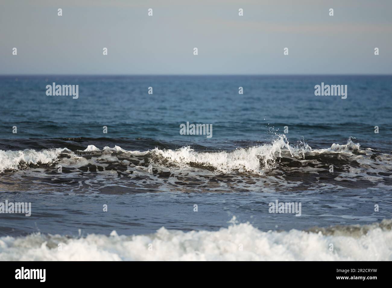 Onde infrangenti nel Mar Mediterraneo sulla costa di Maiorca Foto Stock