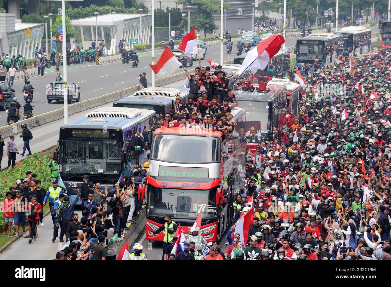 Senayan, Giacarta, Indonesia. 19th maggio, 2023. I residenti si congratulano con tutti gli atleti potenziali che eccellono ai Giochi DEL MARE del 2023 durante una parata vittoriosa su Jalan Sudirman, Jakarta, il 19 2023 maggio. Il contingente indonesiano ai Giochi DEL mare del 2023 ha vinto un totale di 87 medaglie d'oro, 80 medaglie d'argento e 109 bronzo. Il Ministero della Gioventù e dello Sport (Kemenpora) apprezza i successi degli atleti indonesiani ai Giochi DEL MARE del 2023 celebrando questo successo con una sfilata di campioni. (Credit Image: © Dasril Roszandi/ZUMA Press Wire) SOLO PER USO EDITORIALE! Non per USO commerciale! Foto Stock