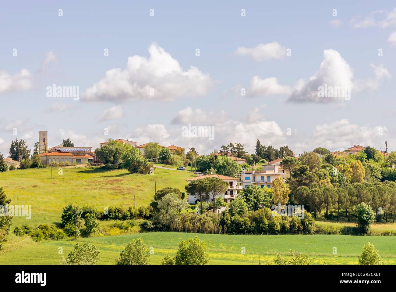 Vista panoramica sul borgo rurale di Orciano Pisano, Italia, in primavera Foto Stock