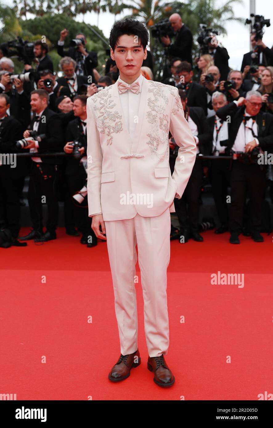 Cannes, Francia. 18th maggio, 2023. L'attore Gong Jun posa durante una fotocall alla 76th edizione del Festival del Cinema di Cannes a Cannes, nel sud della Francia, il 18 maggio 2023. Credit: Gao Jing/Xinhua/Alamy Live News Foto Stock