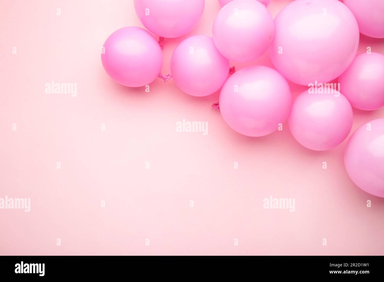 Palloncini rosa su sfondo rosa pastello. Compleanno, concetto di vacanza.  Vista dall'alto Foto stock - Alamy
