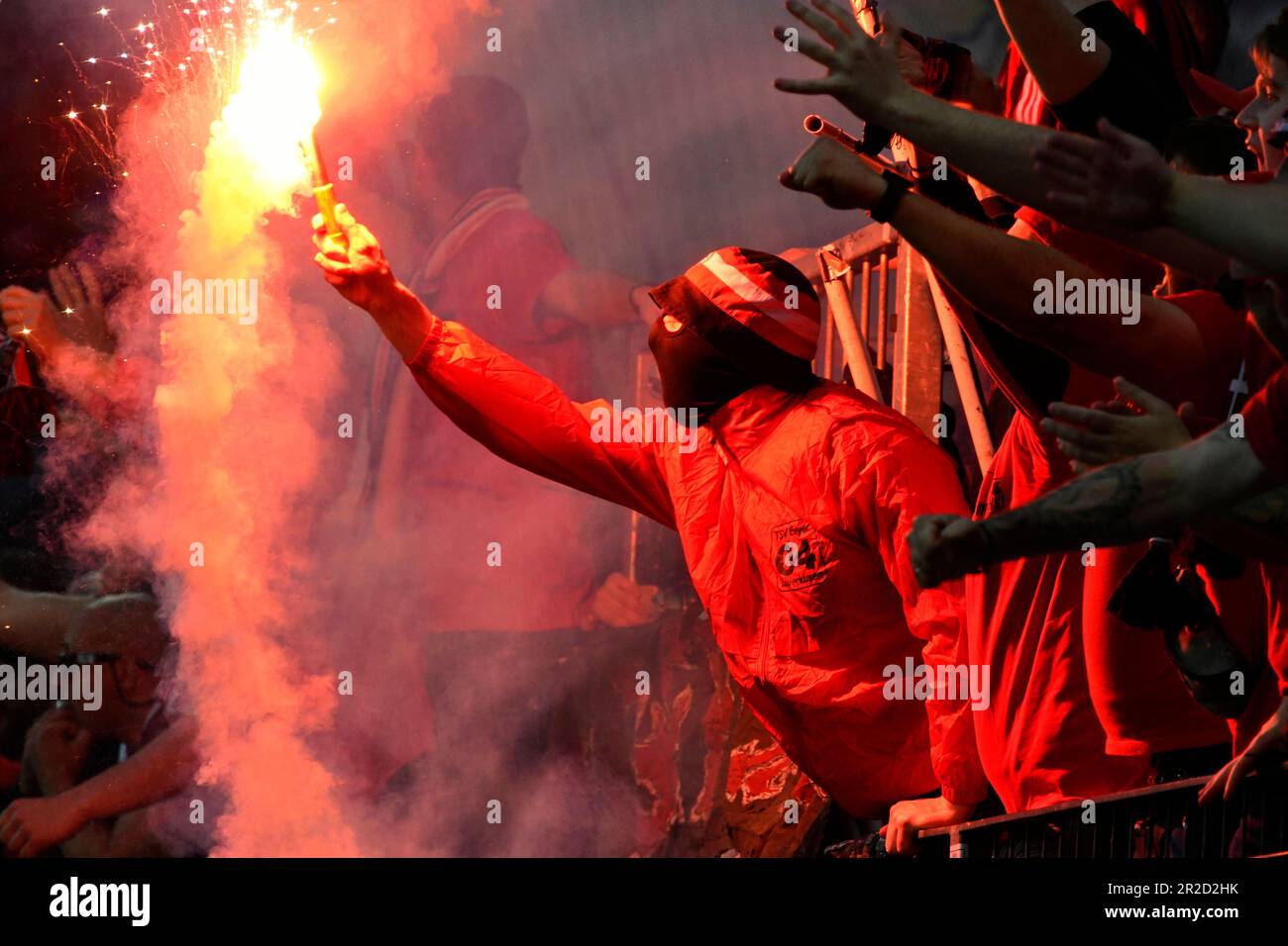 BayArena Leverkusen Germania 18.5.2023 Calcio: Europa League Semifinale seconda tappa, Bayer 04 Leverkusen (B04, rosso) vs AS Roma (ASR, bianco) — Leverkusen tifosi bagliori luce Foto Stock